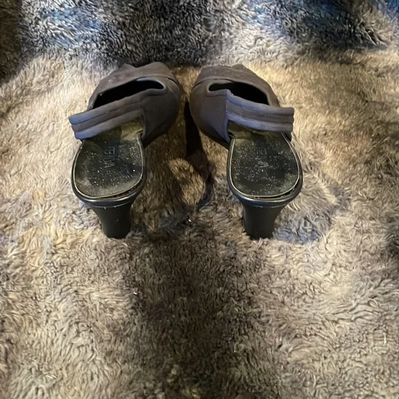 Women’s 10 1/2 narrow navy blue peep toe heel - Picture 3 of 3